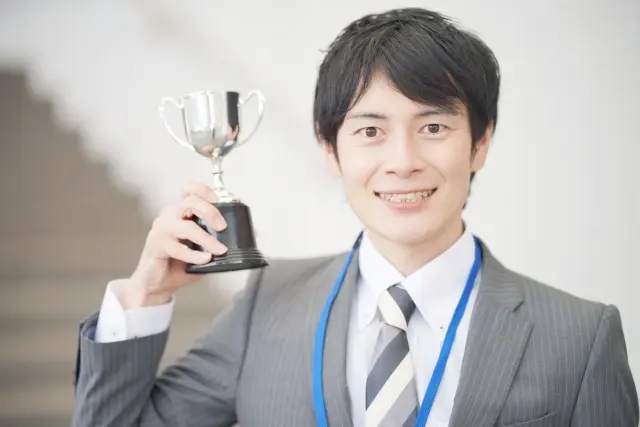 トロフィーを持つ優秀社員