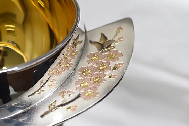 奥山先生監修・オーダーメイド銀カップの桜の彫金部分