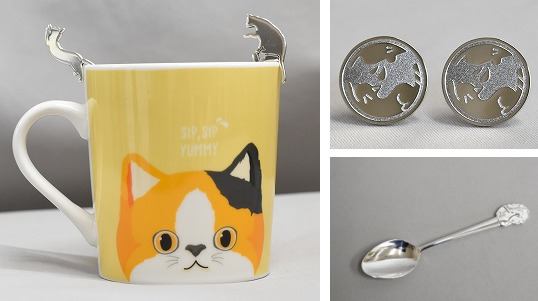 猫のマグカップにマドラーが入ってます。