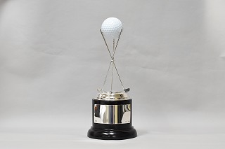 銀製3本クラブトロフィー センターにボールをのせることができます